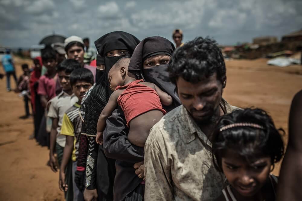 Imagem dos Médicos Sem Fronteiras: pessoas numa fila esperando algo como suprimentos