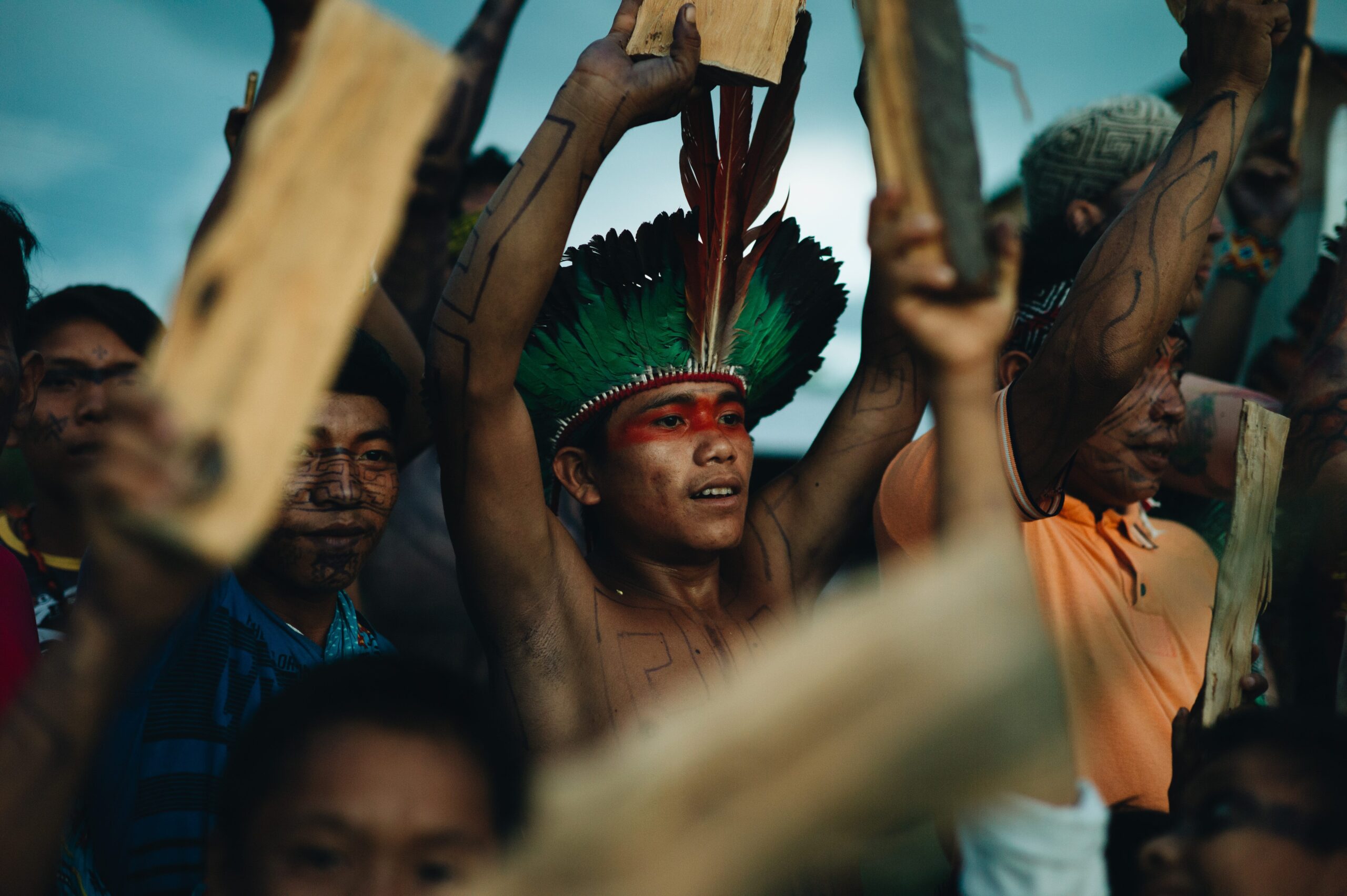 A DPU na defesa dos direitos das comunidades vulnerabilizadas na COP30: a foto apresenta jovens indígenas.