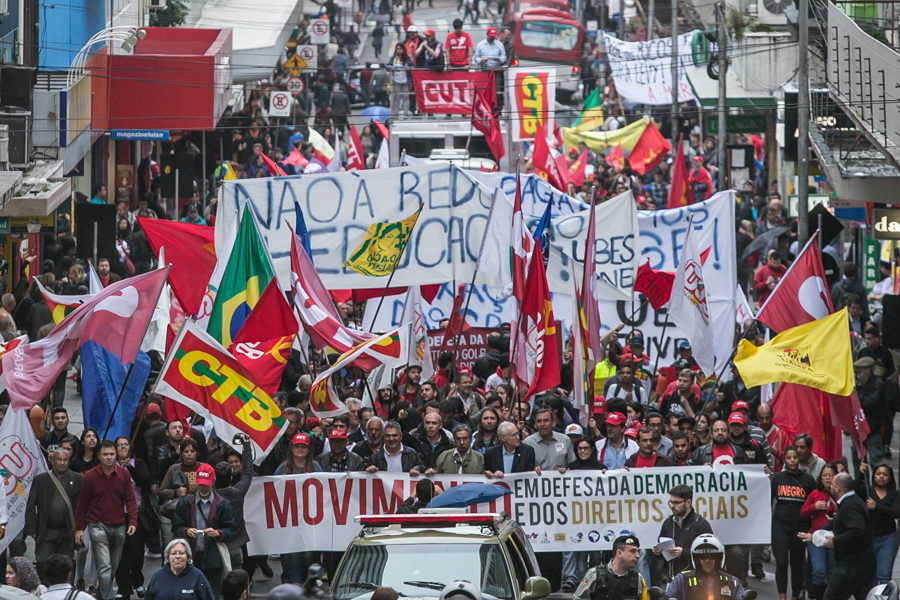 Apesar de Lula ter sido eleito pela esquerda, as decisões política-econômicas ainda privilegiam o mercado.