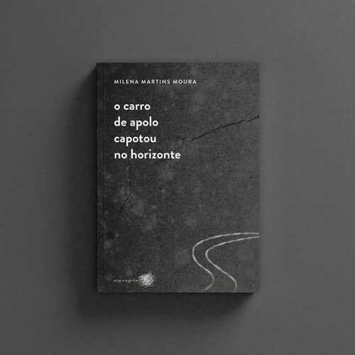 Capa do livro "o carro de apolo que capotou no horizonte" de Milena Martins Mour. O livro tem tons de preto, branco e cinza.
