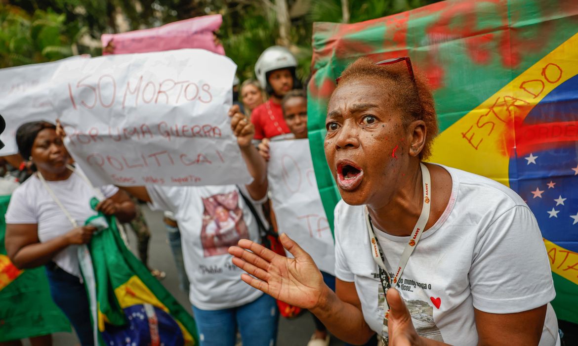 Manifestantes protestam contra a Operação no Rio de Janeiro. Um cartaz aponta que houveram 150 mortos.