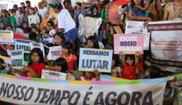 Crianças indígenas entregam carta com demandas de proteção a