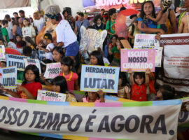 Crianças indígenas entregam carta com demandas de proteção a