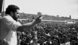 Lula_discursando_para_metalúrgicos_em_1979