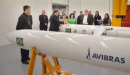 Ministro_da_Defesa_em_visita_a_empresa_Avibras_(18998275849)