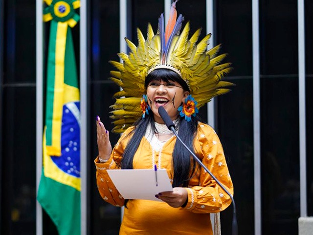Parlamentares na COP 30: hora de reescrever nosso contrato com a vida. Fotografia de Célia Xakriabá
