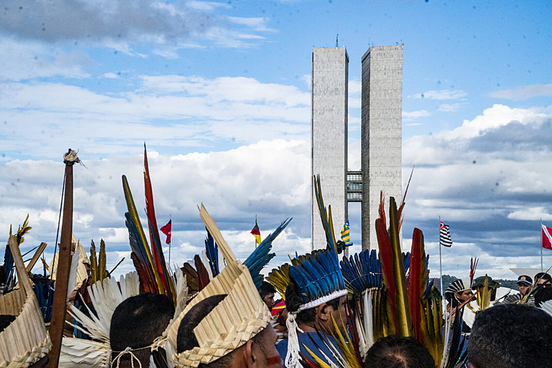 A emergência dos saberes tradicionais na governança Global: fotografia de pessoas indígenas em Brasília.