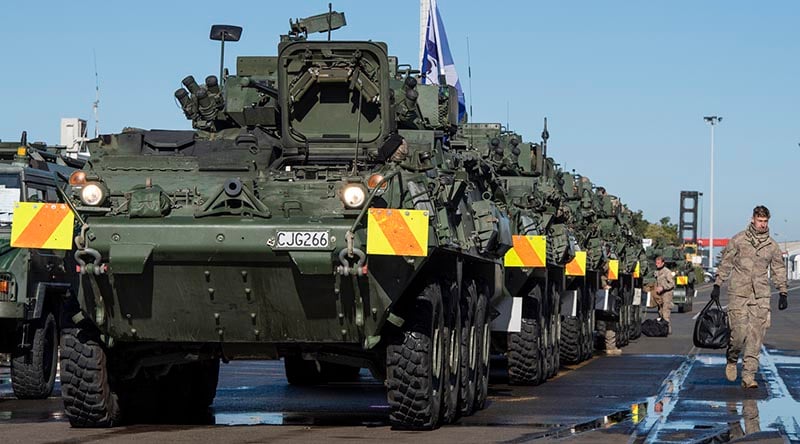 Conflitos no Leste Europeu - como o da Ucrânia - faz OTAN se modernizar. A imagem mostra uma sequência de tanques de guerra.