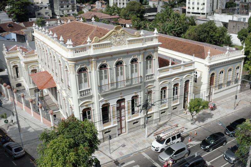 Casarão histórico em Belém. É um prédio de dois andares pintado com tons claros.