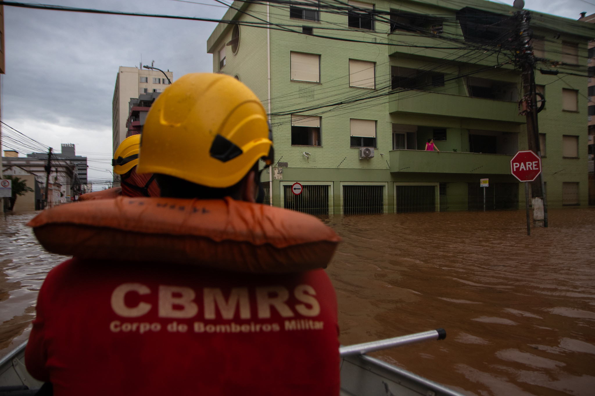O clima das cidades, as cidades para o clima: foto do Rio Grande do Sul alagado. Corpo de Bombeiros está em uma canoa.