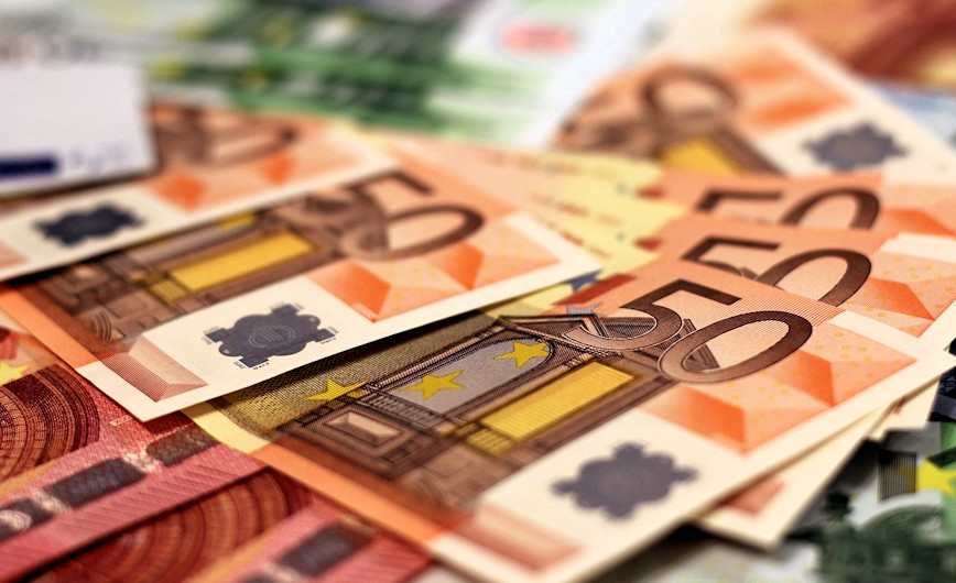 Fotos de cédulas de 50 unidades de euro. Elas tem uma coloração alaranjada e o número está em marrom.