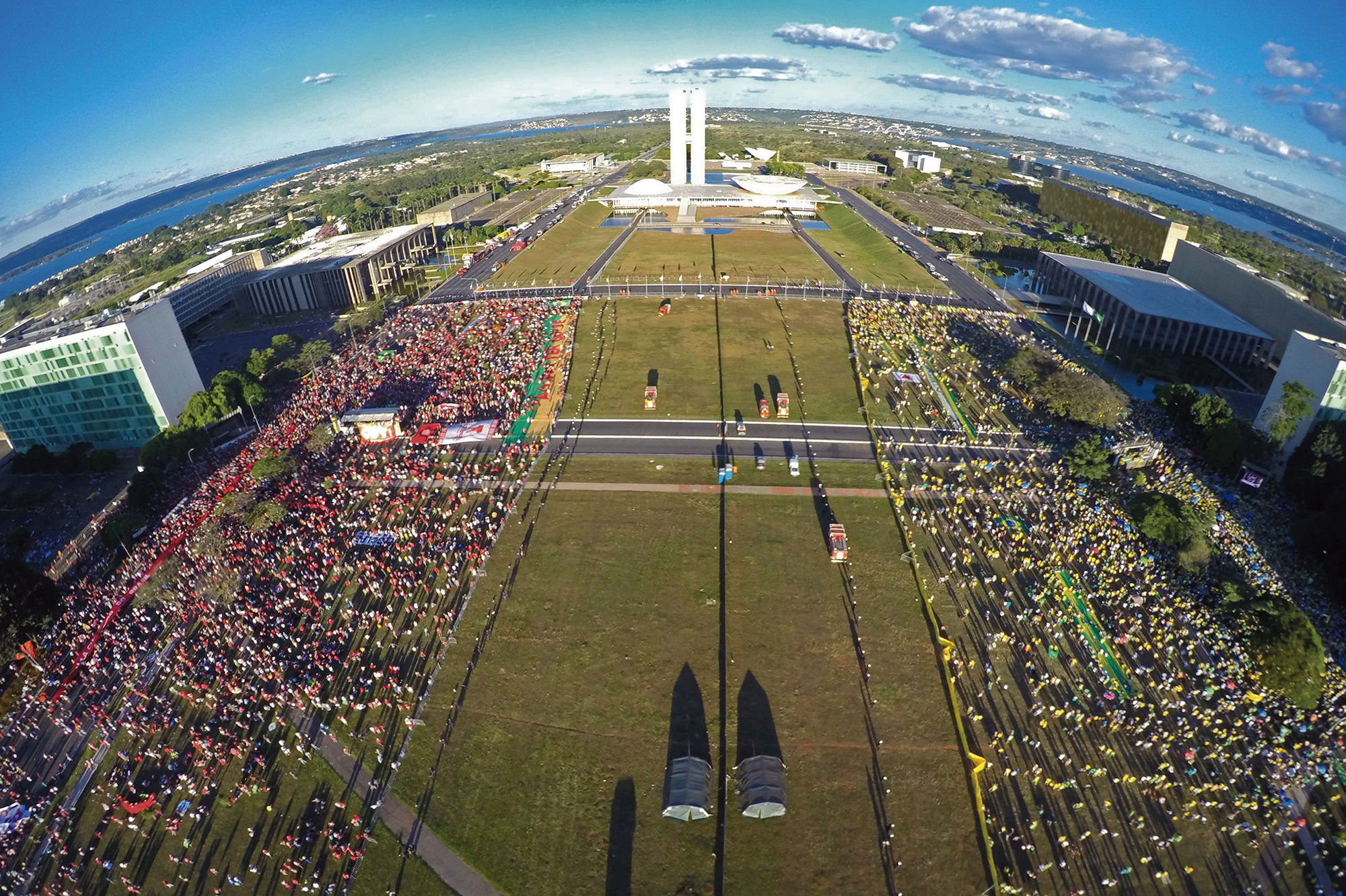 Símbolo da polarização afetiva: na frente do Planalto, existem manifestantes de direita e esquerda, separados por cores e espaço.