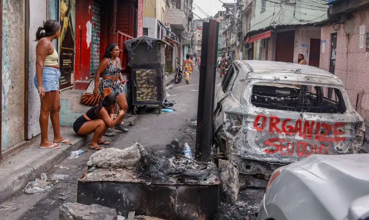 A legitimação da chacina pela opinião pública. Fotografia de 3 mulheres numa rua após a chacina