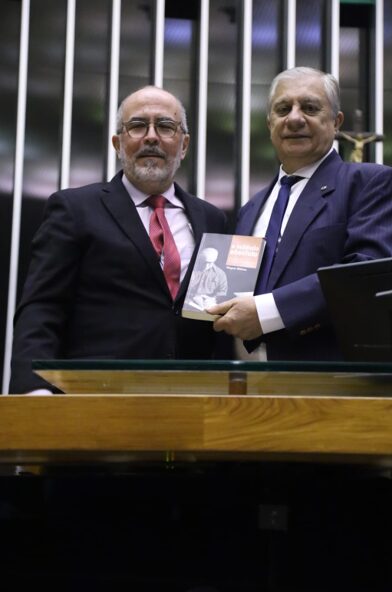 Wagner William e José Airton Cirilo em sessão solene que homenageou o marechal Henrique Teixeira Lott.