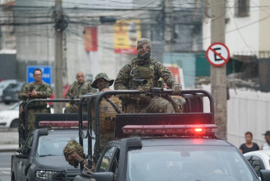 6 policiais entram na favela do Rio de Janeiro com grandes armas, dentro de carros.
