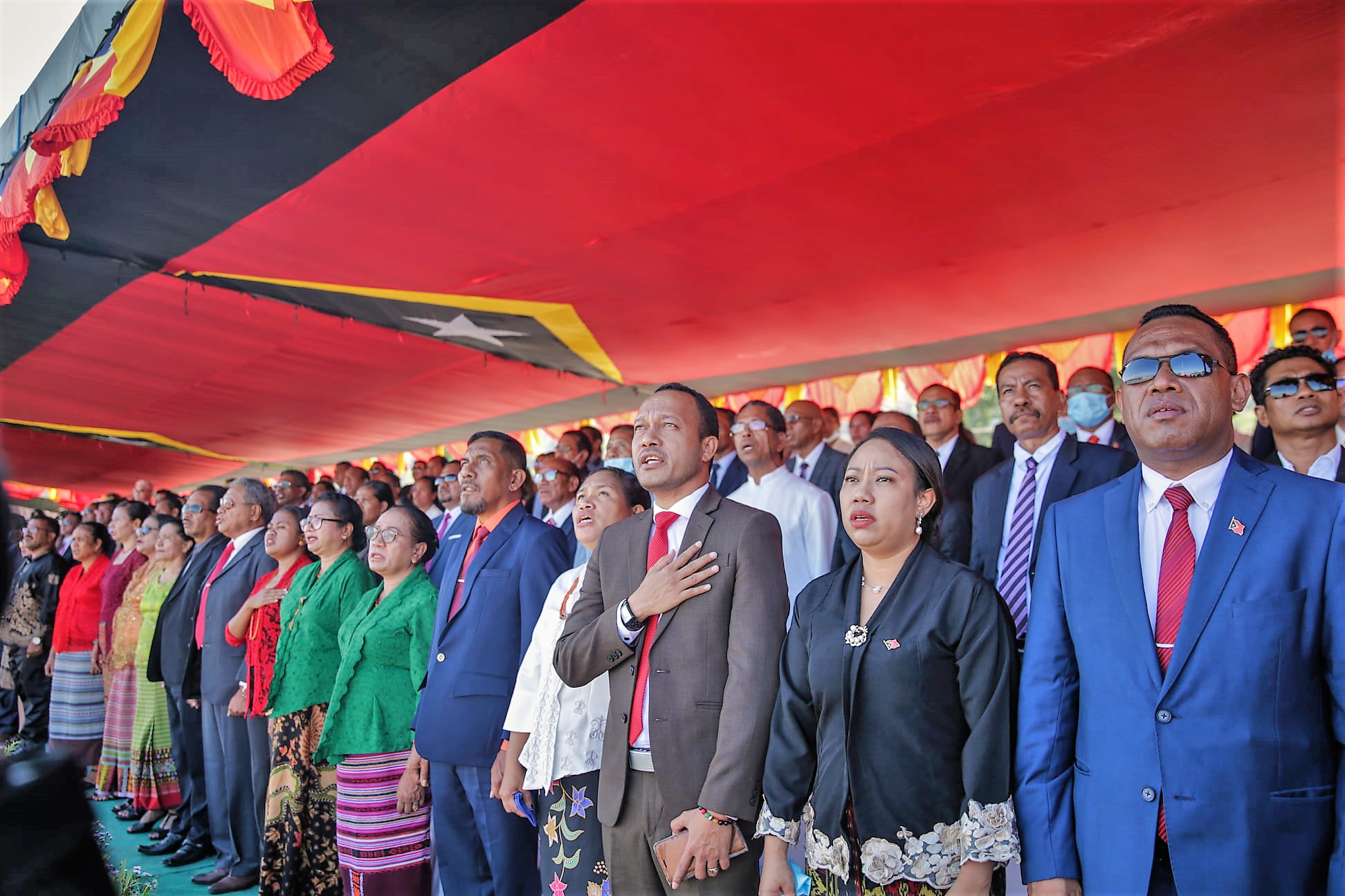Cerimônia de independência do Timor-Leste em 2010. O presidente da época e outras pessoas estão abaixo de uma bandeira do país