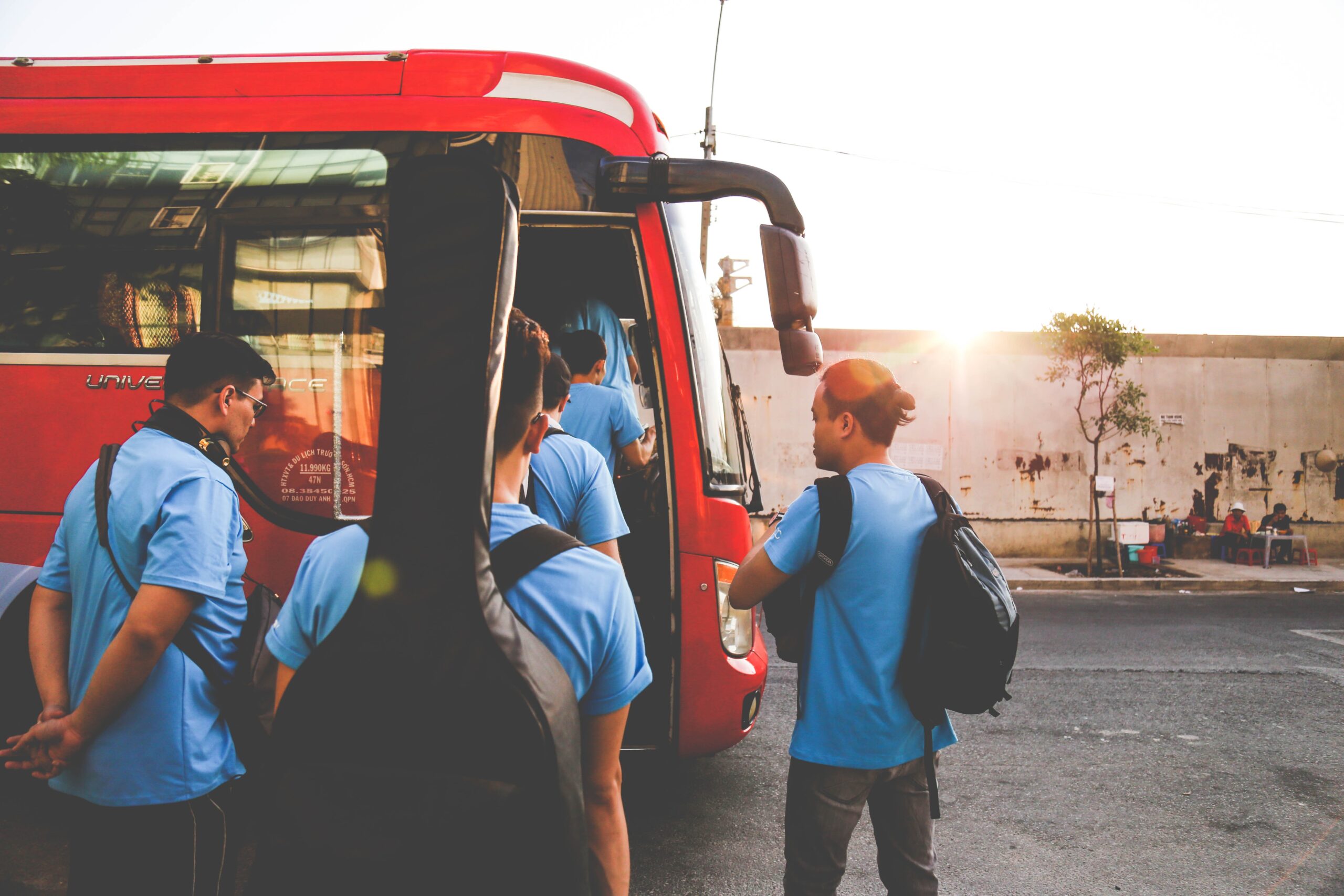 Os caminhos para o Governo Federal implementar a Tarifa Zero universal no Brasil: estudantes entram em um ônibus