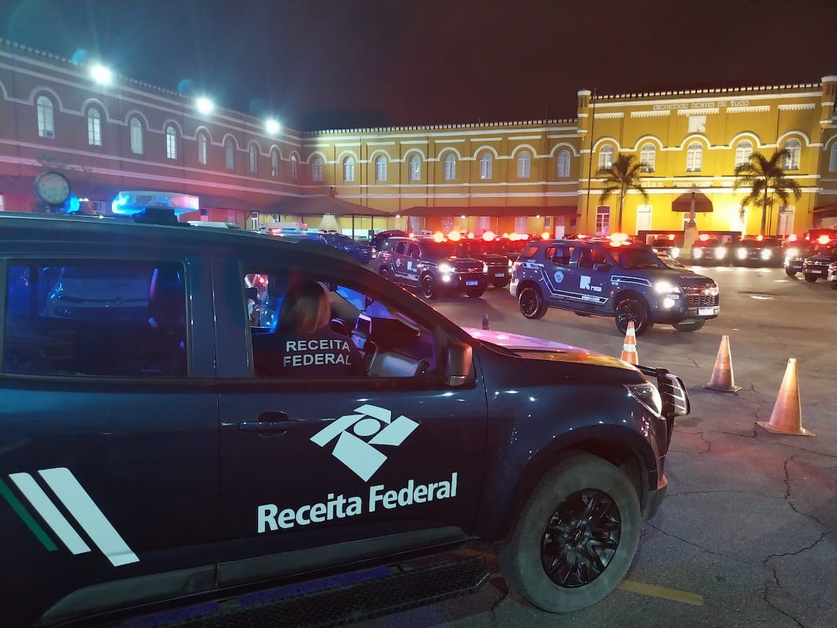 Polícia Federal do Brasil foi responsável pela Operação Carbono Oculto: fotografia de carros da PF.