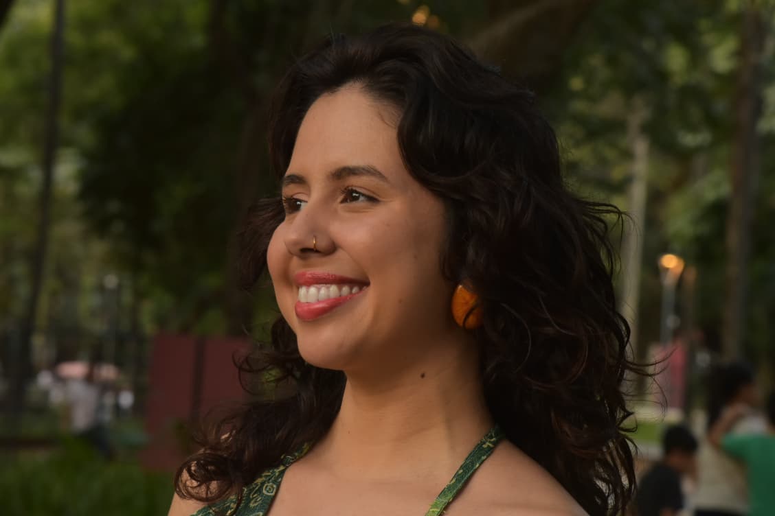 Vitória Gomes, autora do livro "Por que nos querem esquecidas?". Ele está sorrindo e não olha para a câmera.