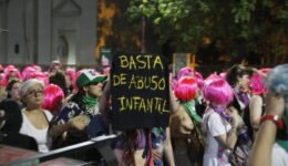 Marcha_del_Encuentro_Nacional_de_Mujeres_2017_Chaco_Cartel_Abuso_sexual_Infantil