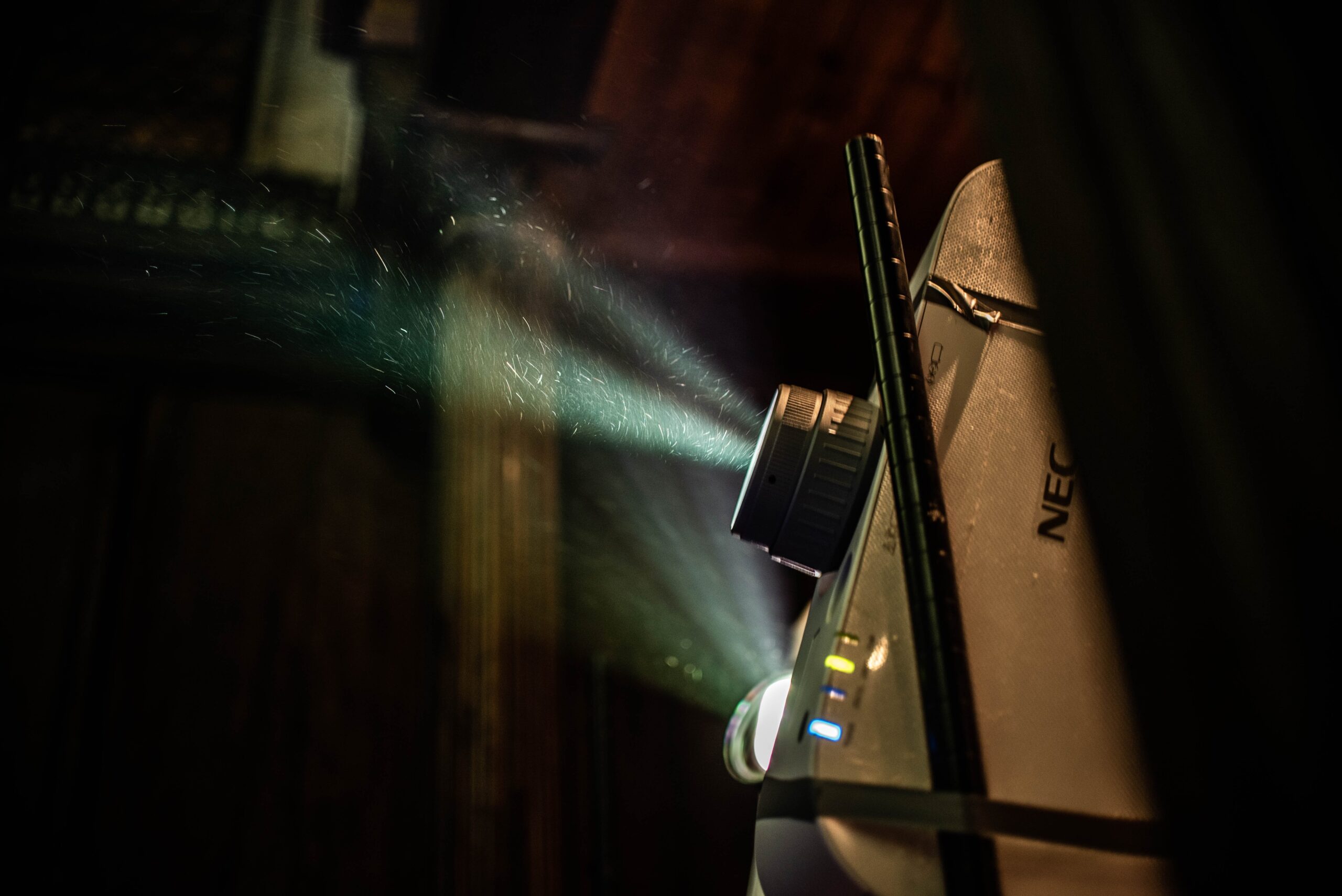 Brasil, França e os caminhos para a cinematografia do futuro: fotografia de um projetor emitindo luz