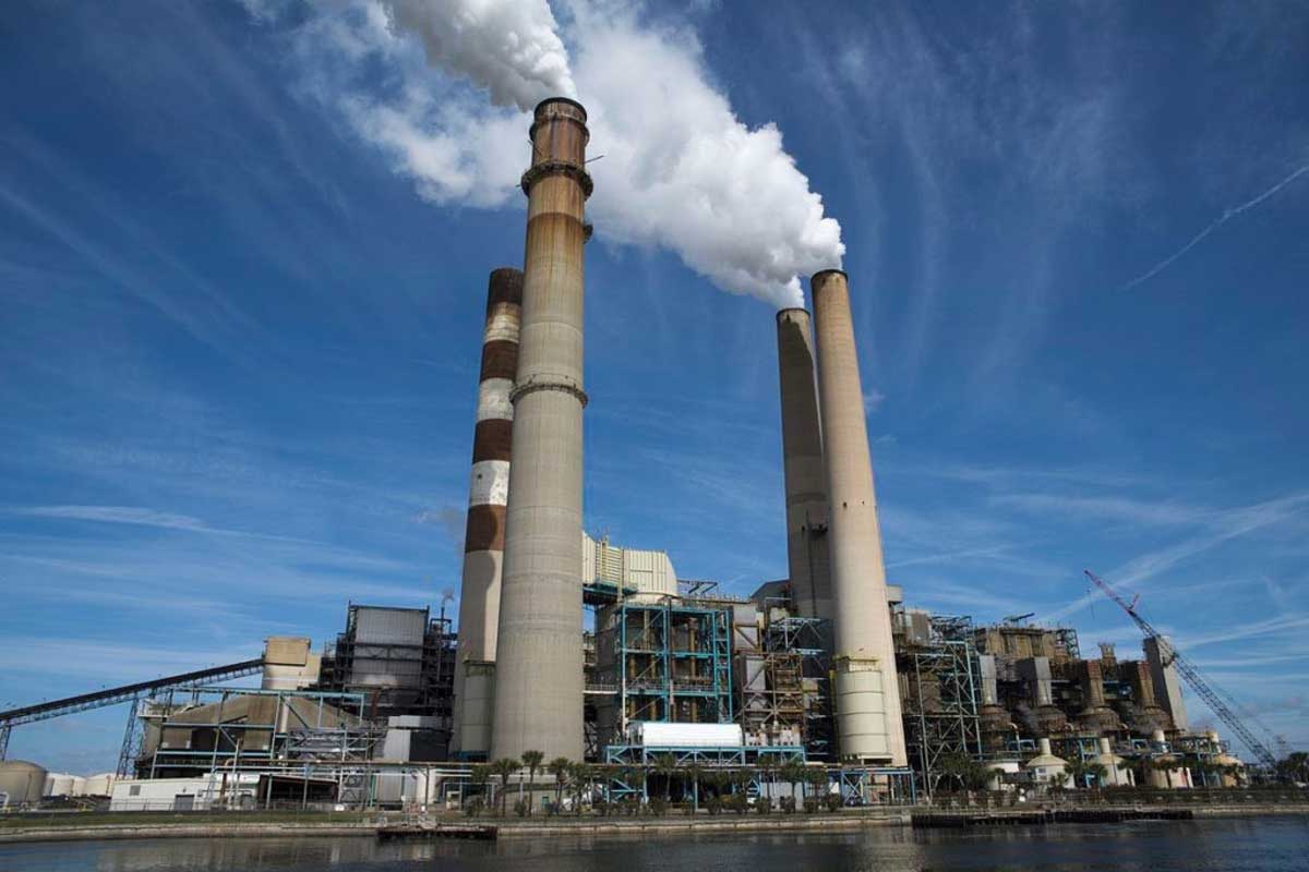 “O crédito de carbono chegou dividindo a comunidade”: fotografia de pilares industriais expelindo carbono