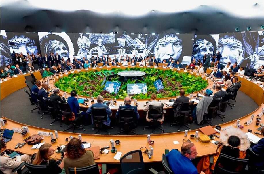 Fotografia da COP 30: líderes reunidos em uma cúpula. Há uma mesa mais central e outra de fundo.