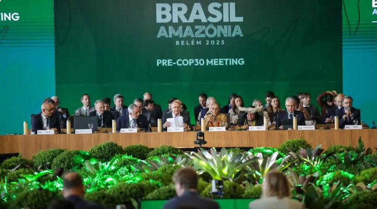 Entre o pessimismo que leva ao conflito e o otimismo da cooperação.