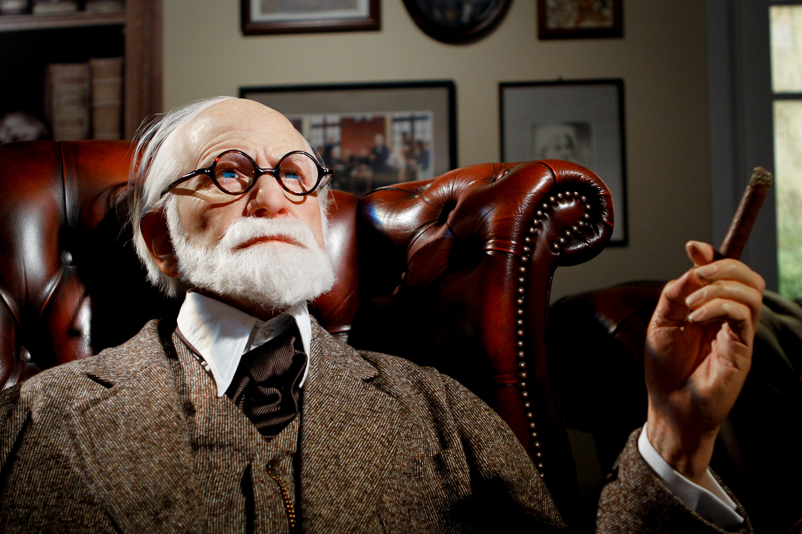 Formações e deformações do desejo: fotografia da estátua de cera de Freud. Ela usa óculos.