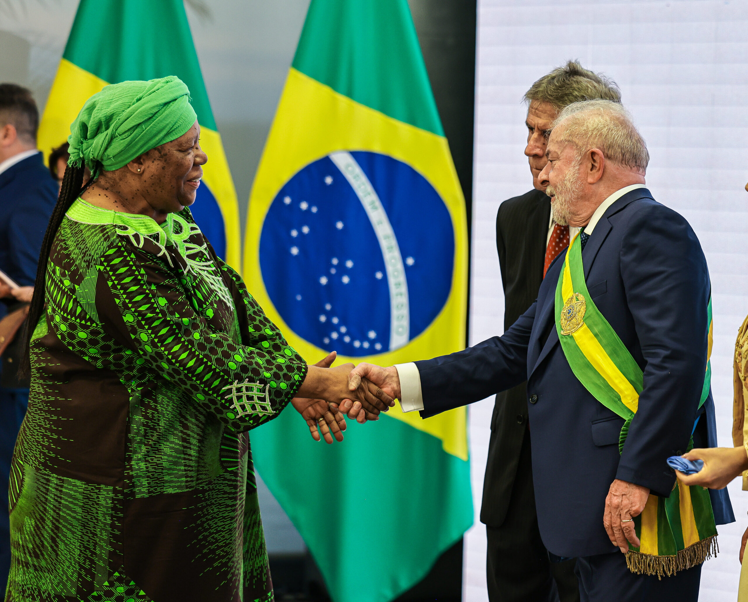 Foto do Lula, chefe de Estado do Brasil, cumprimentando Naledi Pandor, ministra da África do Sul