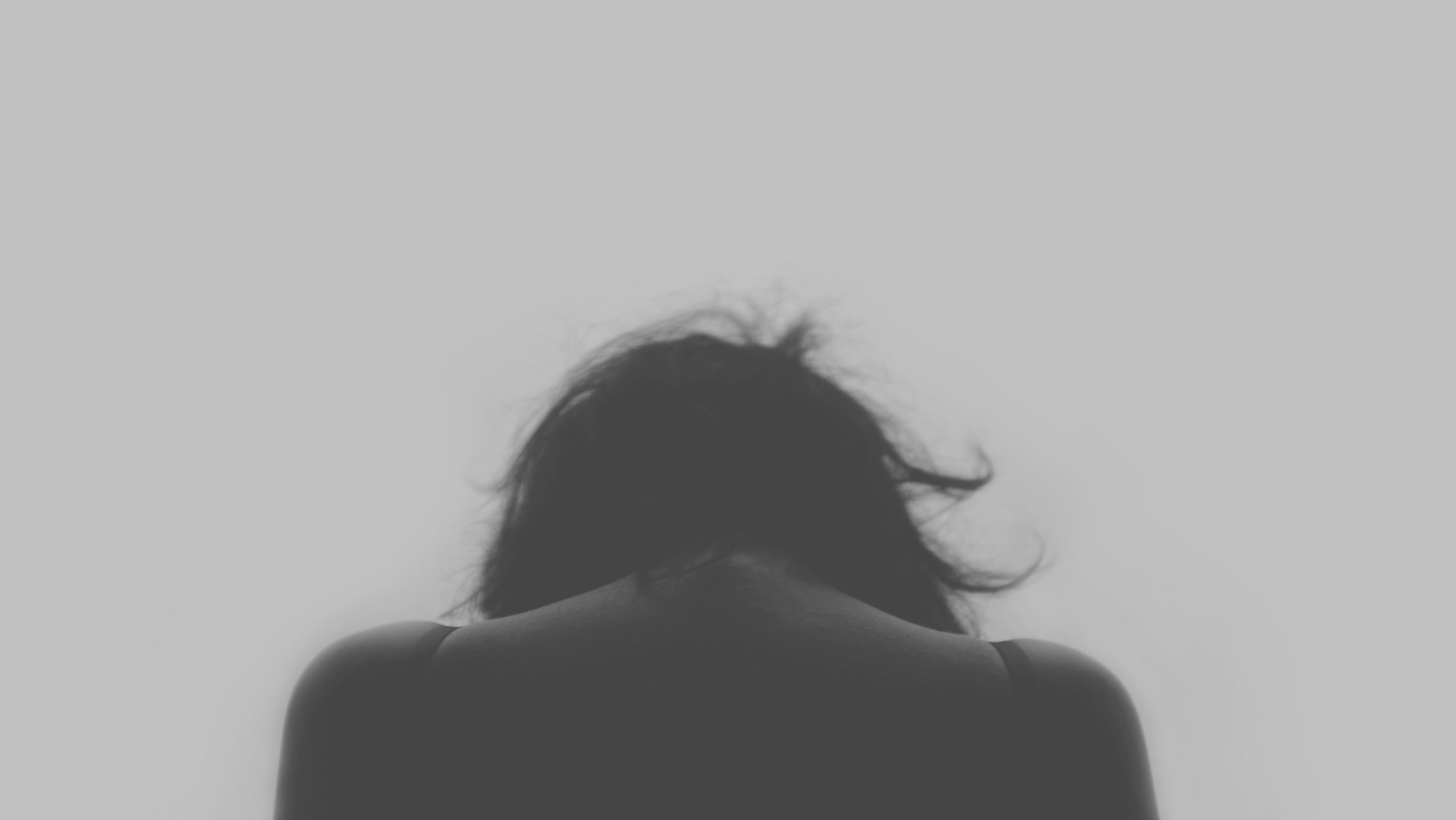 A quem interessa transformar a morte das mulheres em espetáculo?. Foto em preto e branco