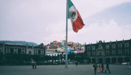 Bandeira do México hasteada