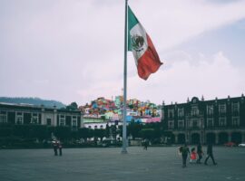 Bandeira do México hasteada