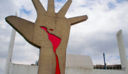 A_Grande_Mão_e_o_Salão_de_Atos_(Memorial_da_América_Latina)_(5613971409)