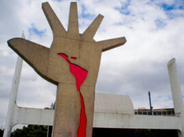 A_Grande_Mão_e_o_Salão_de_Atos_(Memorial_da_América_Latina)_(5613971409)