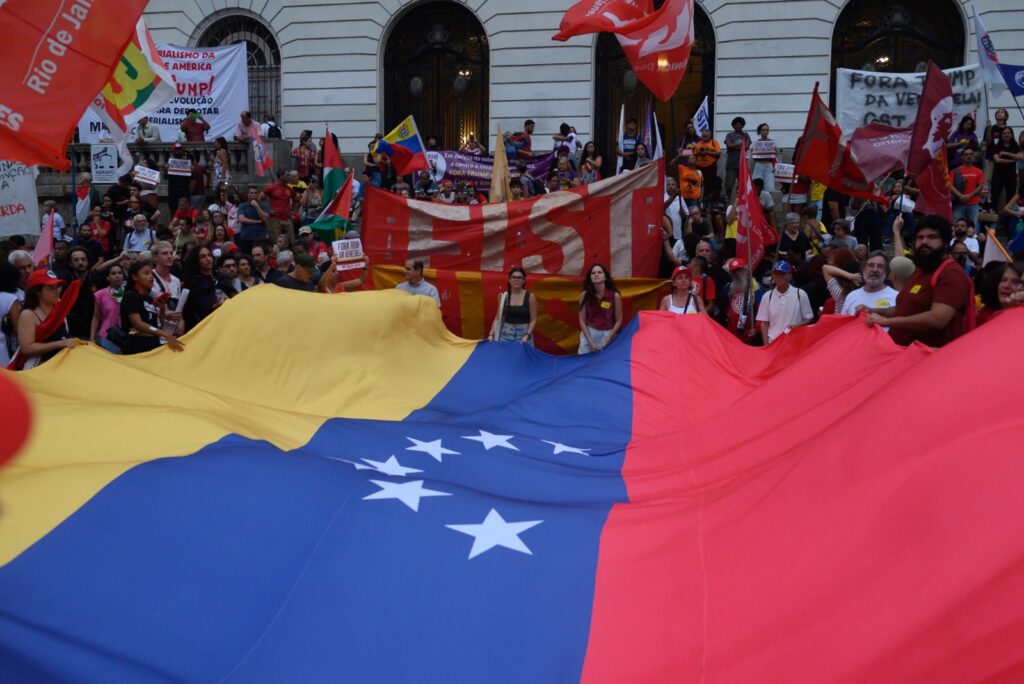 Protesto contra invasão de governo Trump na Venezuela