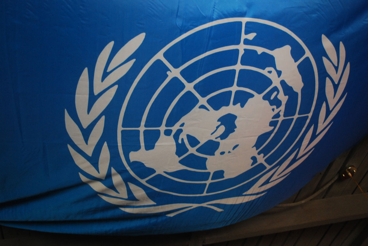 Fotografia de um pano azul com o símbolo da ONU