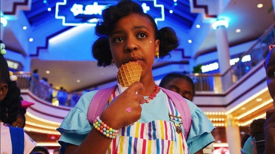 Fotografia de uma das personagens mencionadas no texto: Erica Sinclair. Ela segura um sorvete.