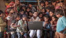 Crianças olhando o computador
