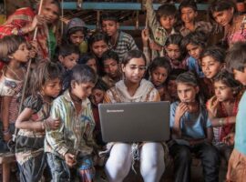 Crianças olhando o computador