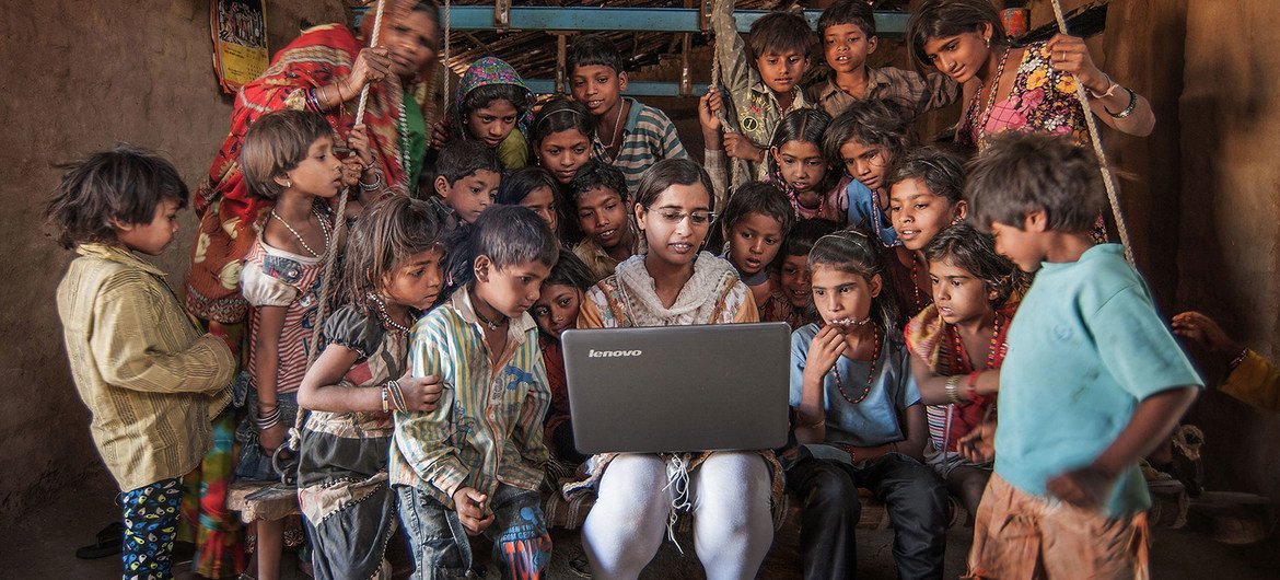 Crianças olhando o computador