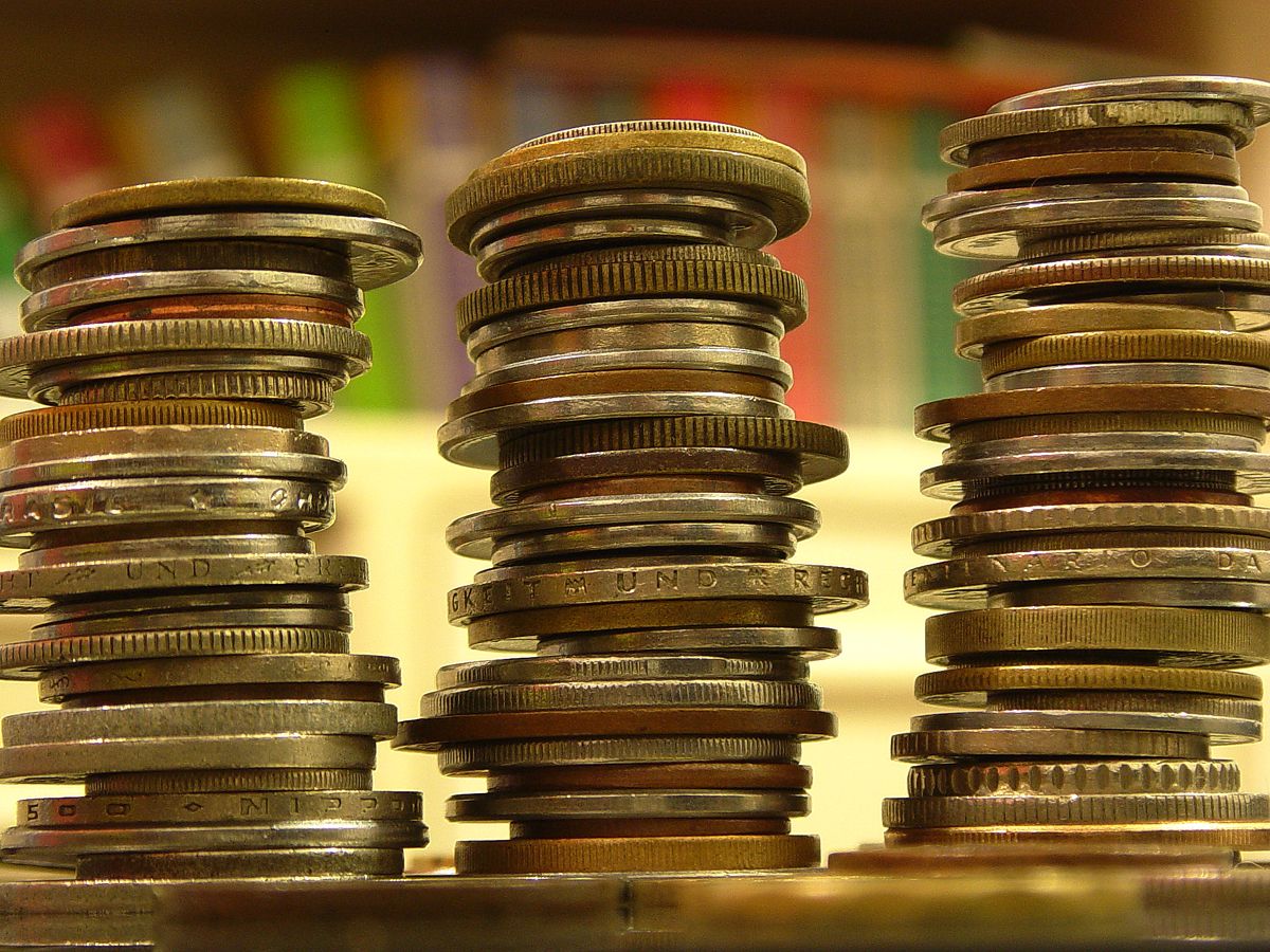 Convenção da ONU sobre tributação: uma disputa por justiça fiscal global: fotografia de montes de moedas