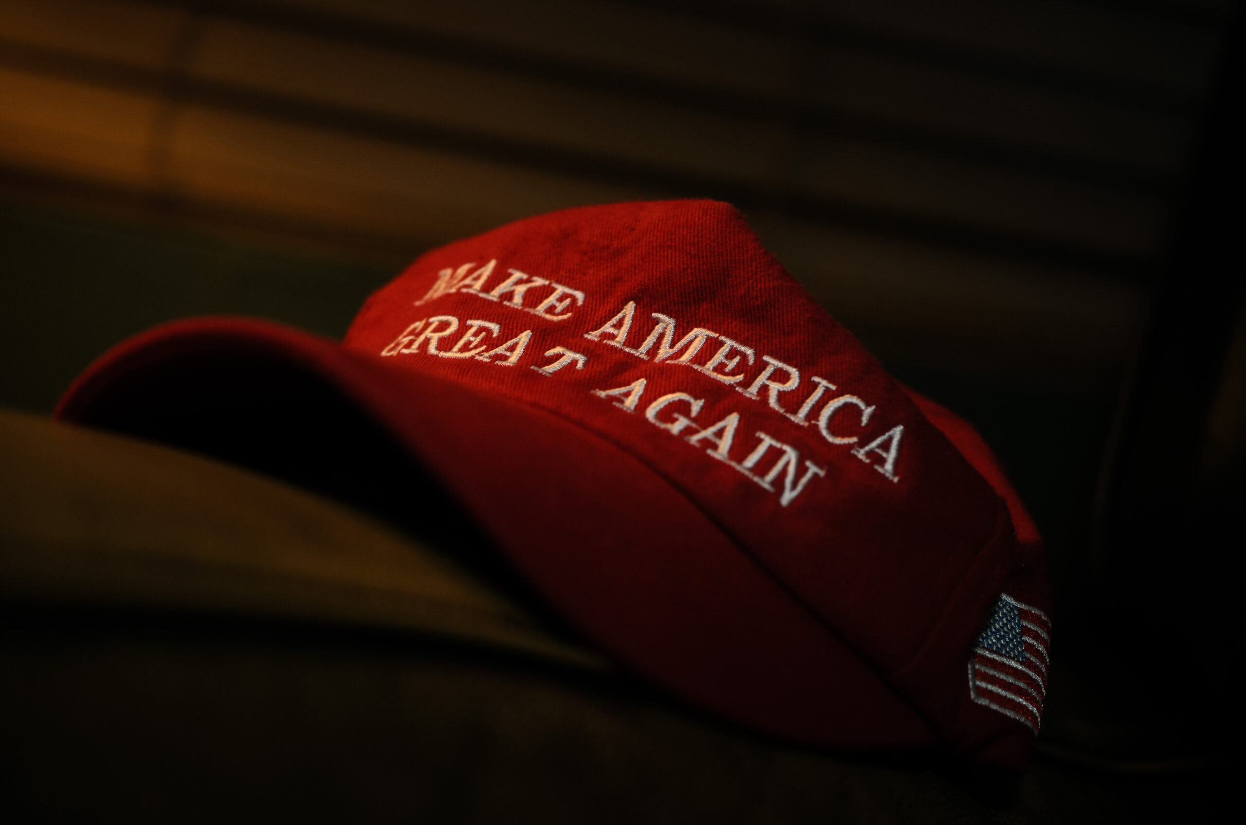 Para onde caminha a direita americana sob Donald Trump: fotografia de um MAGA hat (boné vermelho)