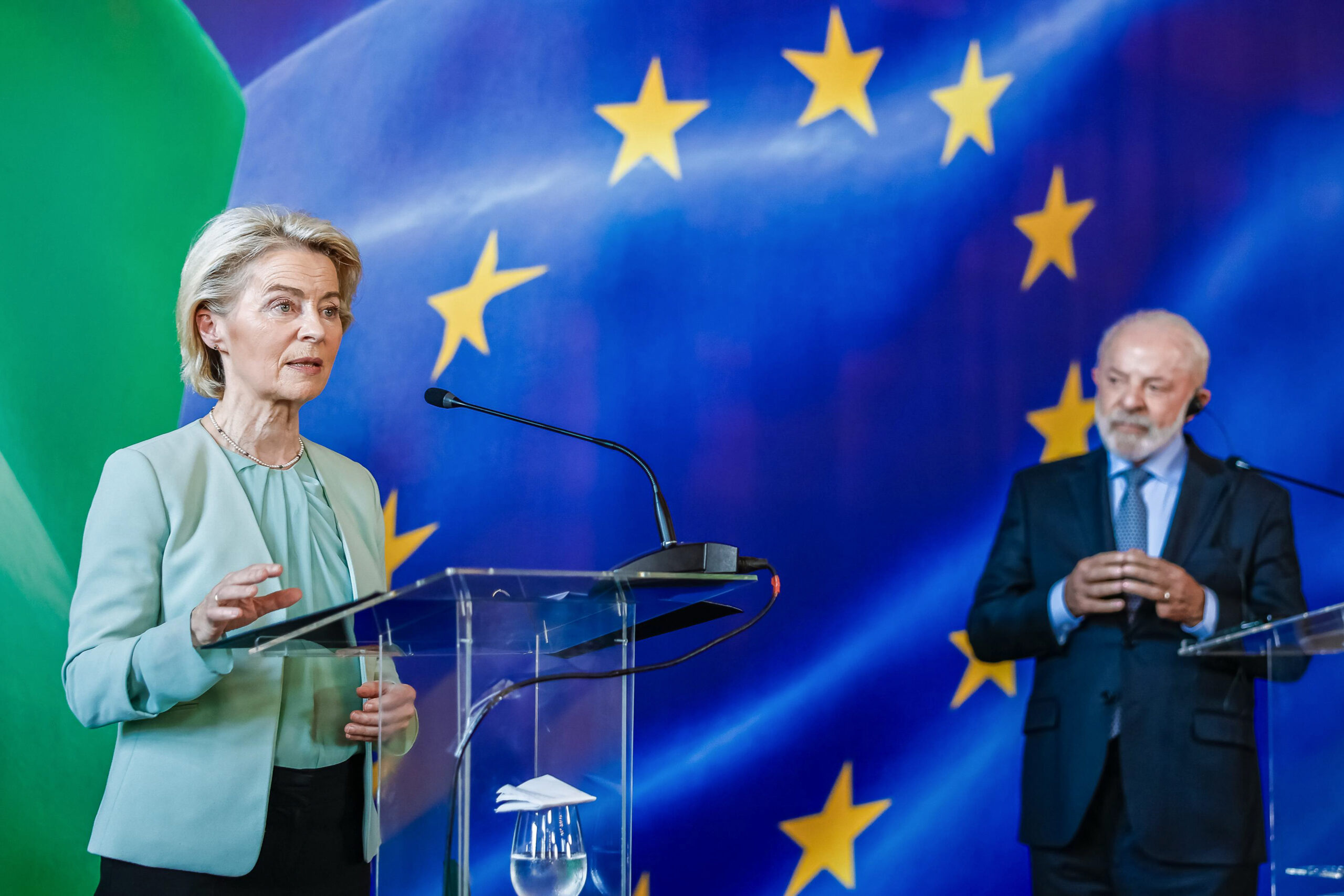 Décadas depois, ao analisar o acordo entre Mercosul e União Europeia, o pacto colonial não se manifesta mais por meio da violência explícita.