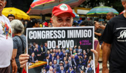 Manifestantes ocupam a Avenida Paulista contra a PL da Dosimetria