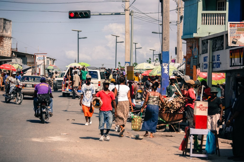 Por um plano de proteção coletiva e humanitária do Sul Global para o Haiti: pessoas andando