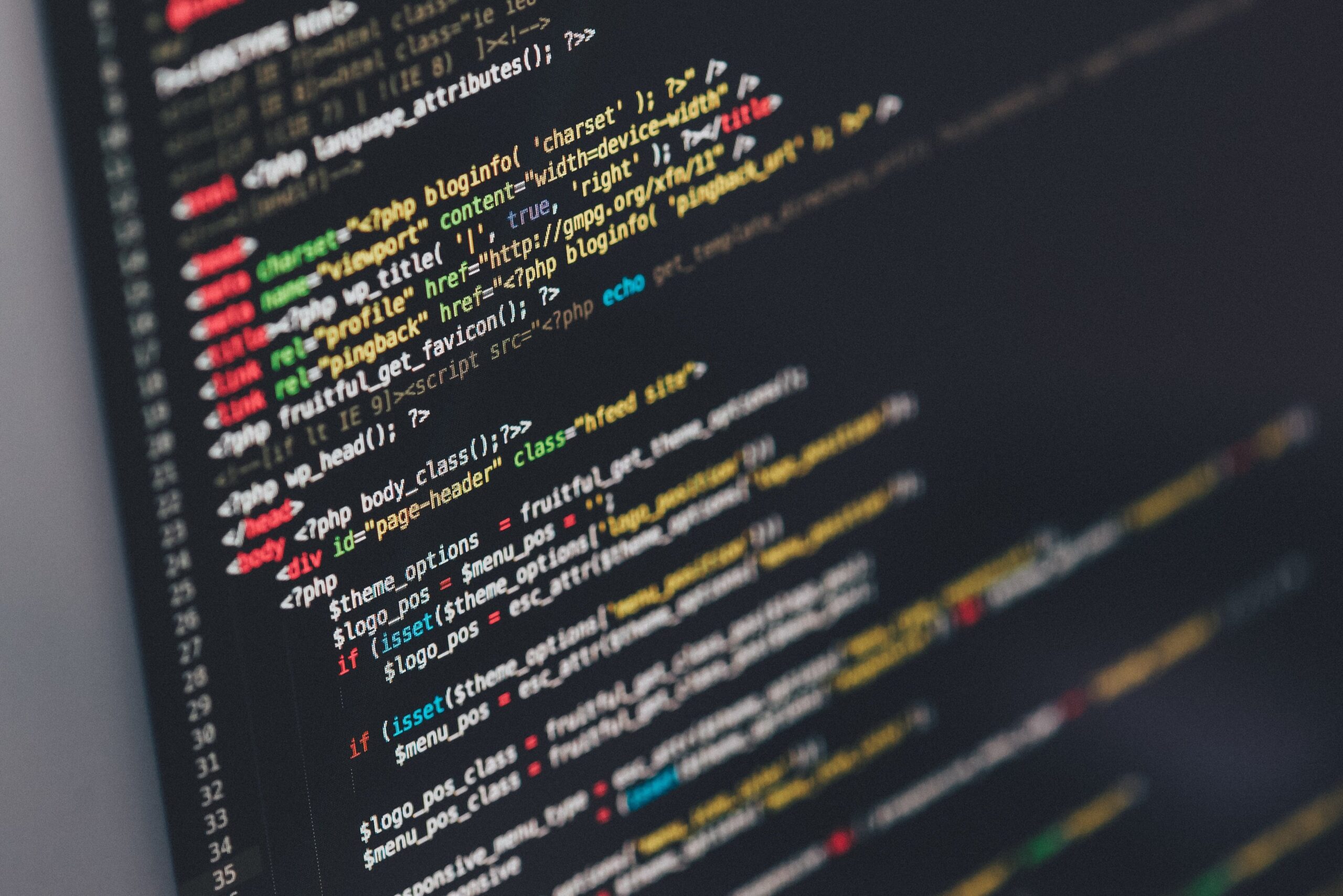 Por que a inteligência artificial já é uma questão de segurança nacional no Brasil?: fotografia de códigos de programação