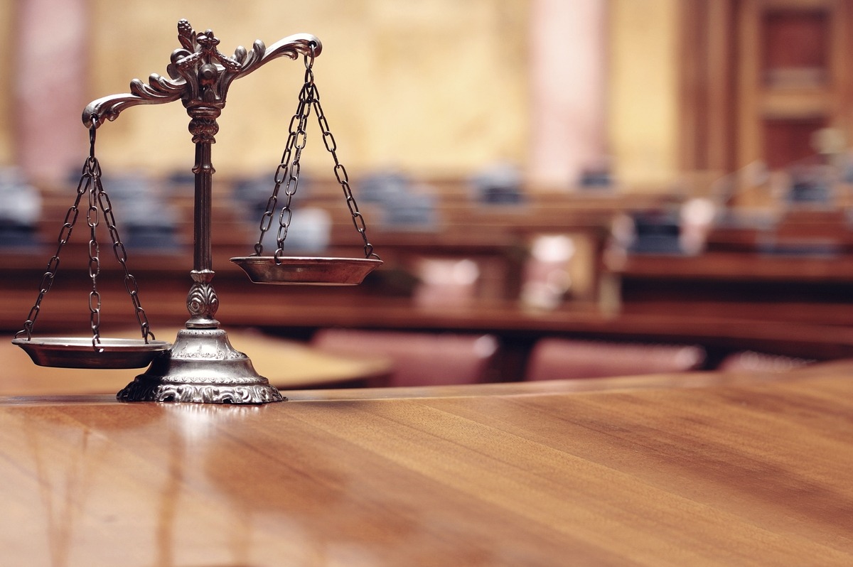 América do Sul vive rotina de estados de exceção: fotografia de uma pequena escultura do símbolo da justiça