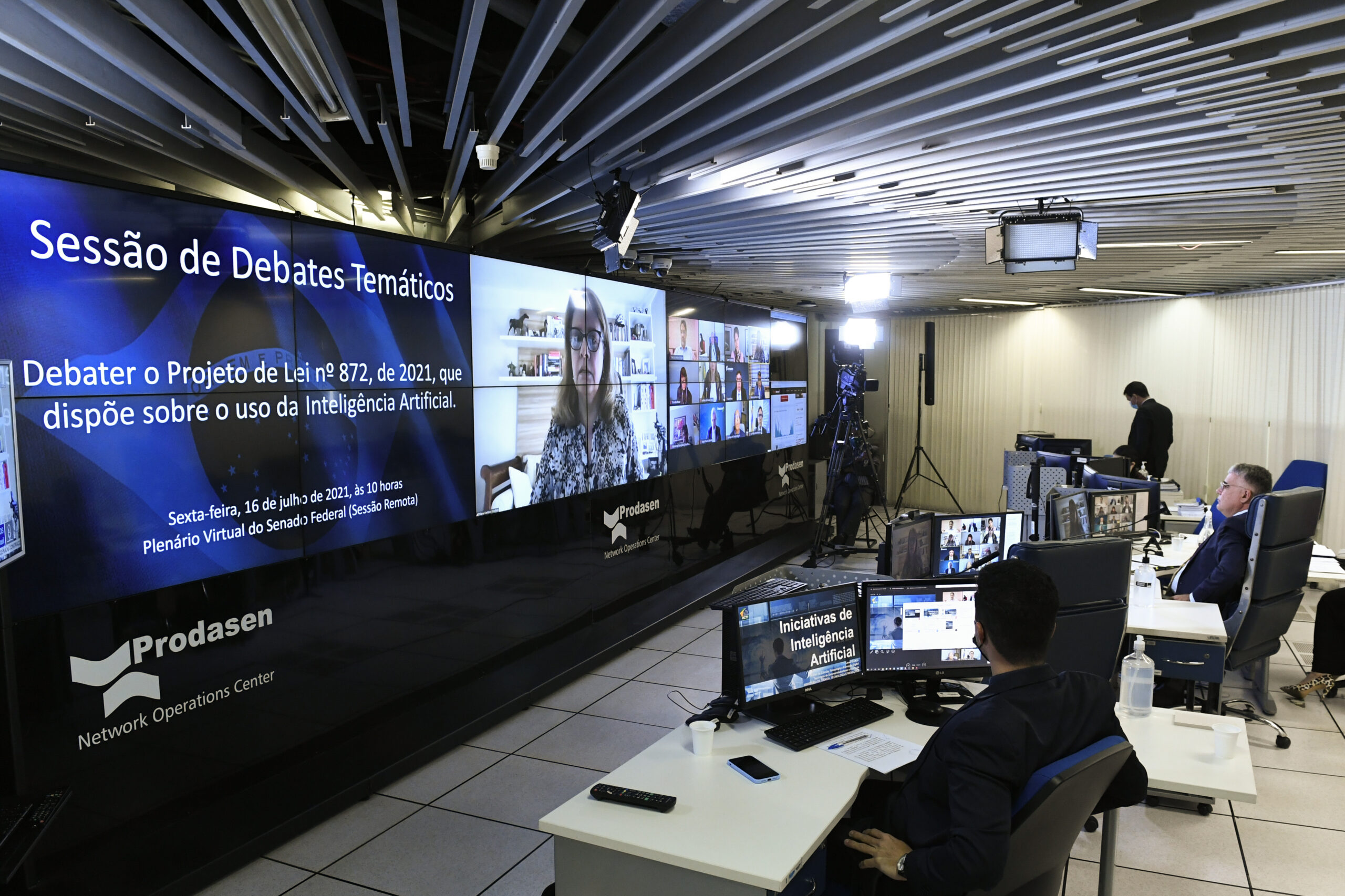 Sessão de debates sobre inteligência artificial na Prodasen. Existe um telão e algumas pessoas sentadas
