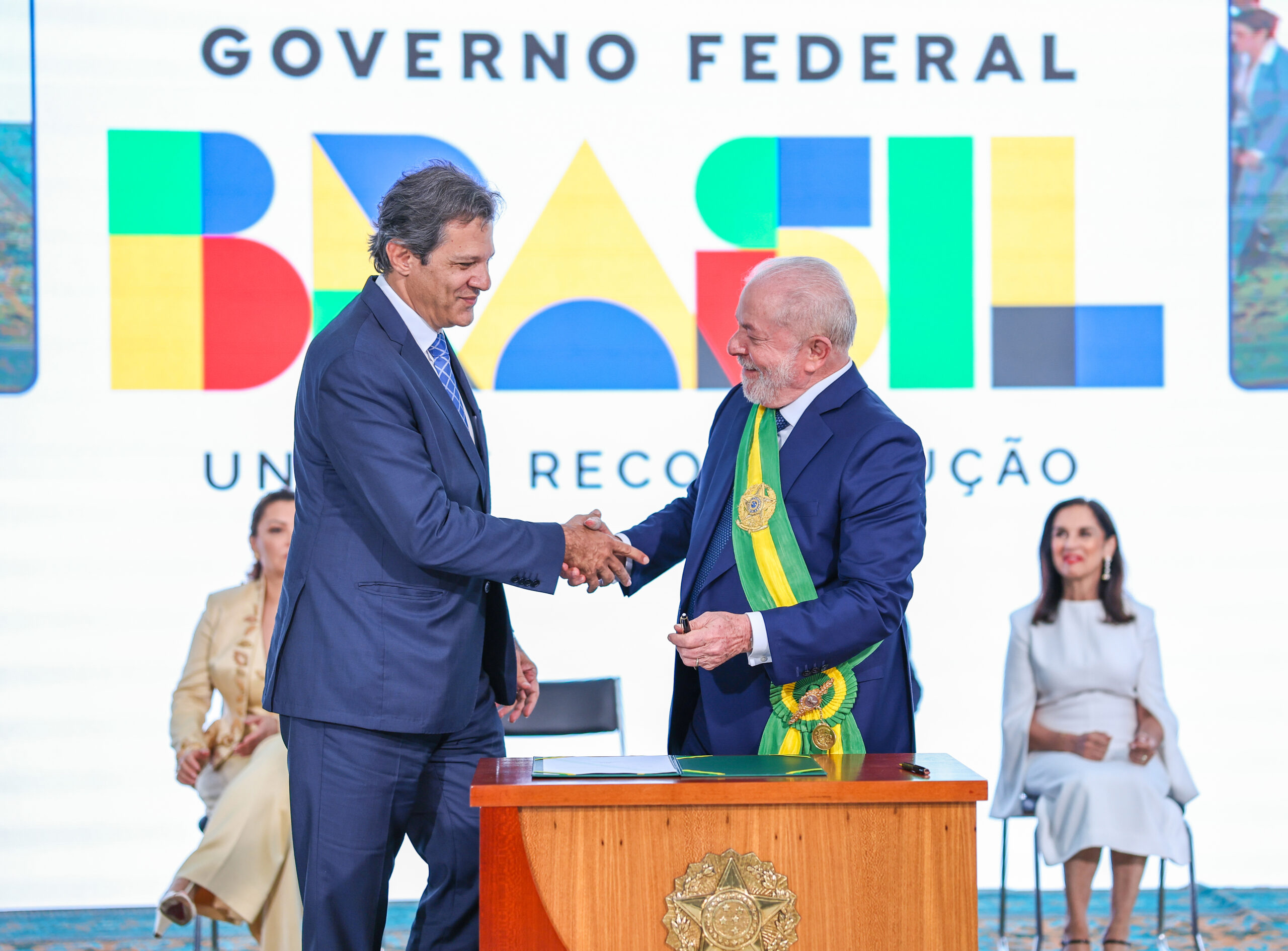Um ano incerto para a economia brasileira – e para Lula: foto de Lula e Haddad em uma palanque